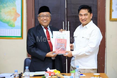 Wagub Banten, Achmad Dimyati Natakusumah bersama Ketua Baznas Banten, Wawan Wahyudin. Foto Biro Adpim Banten