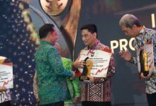 wagub Banten, Achmad Dimyati Nataksumah menerima penghargaan dari Kemendagari. Foto Biro Adpim Banten