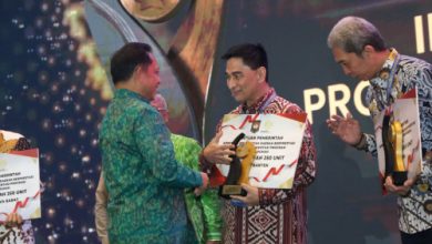 wagub Banten, Achmad Dimyati Nataksumah menerima penghargaan dari Kemendagari. Foto Biro Adpim Banten