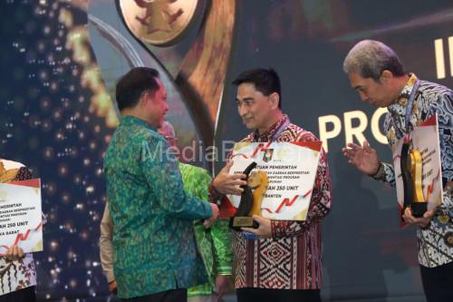 wagub Banten, Achmad Dimyati Nataksumah menerima penghargaan dari Kemendagari. Foto Biro Adpim Banten