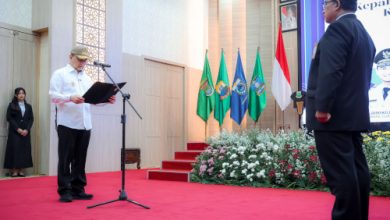 Wagub Banten, Achmad Dimyati Natakusumah mengukuhkan Kepala BPKP Provinsi Banten, Buyung Wiromo Samudro. Foto Biro Adpim Banten