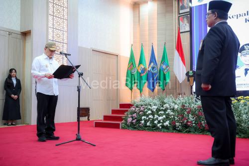 Wagub Banten, Achmad Dimyati Natakusumah mengukuhkan Kepala BPKP Provinsi Banten, Buyung Wiromo Samudro. Foto Biro Adpim Banten
