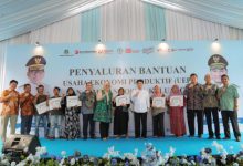 Wagub Banten, Achmad Dimyati Natakusumah salurkan bantuan usaha produktif. Foto Biro Adpim Banten