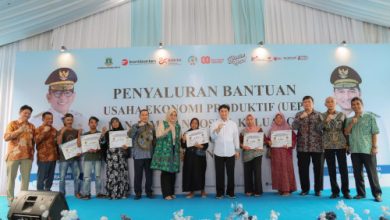Wagub Banten, Achmad Dimyati Natakusumah salurkan bantuan usaha produktif. Foto Biro Adpim Banten