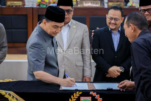 Wagub Banten, Achmad Dimyati Nataksumah di DPRD Banten. Foto Biro Adpim Banten