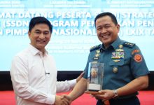 Wagub Banten, Achmad Dimyati Natakusumah bersama Wakil Gubernur Lemhanas, Laksamana Madya TNI Edwin. Foto Biro Adpim Banten