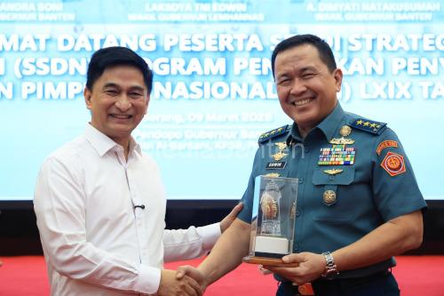 Wagub Banten, Achmad Dimyati Natakusumah bersama Wakil Gubernur Lemhanas, Laksamana Madya TNI Edwin. Foto Biro Adpim Banten