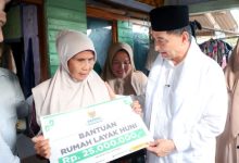 Wagub Banten, Achmad Dimyati Natakusumah serahkan bantuan renovasi rumah di Lebak. Foto Biro Adpim Banten