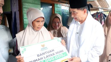 Wagub Banten, Achmad Dimyati Natakusumah serahkan bantuan renovasi rumah di Lebak. Foto Biro Adpim Banten