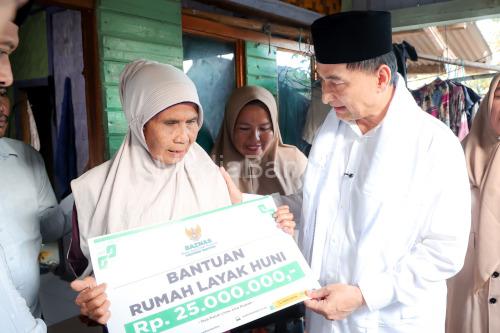 Wagub Banten, Achmad Dimyati Natakusumah serahkan bantuan renovasi rumah di Lebak. Foto Biro Adpim Banten
