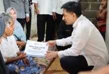 Wagub Banten, Achmad Dimyati Nataksumah menyerahkan bantuan renovasi rumah. Foto Biro Adpim Banten
