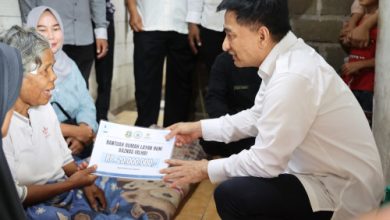 Wagub Banten, Achmad Dimyati Nataksumah menyerahkan bantuan renovasi rumah. Foto Biro Adpim Banten