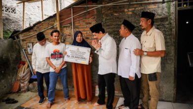 Wagub Banten, Ahmad Dimyati Natakusumah kunjungi penerima bantuan RTLH di Kota Tangerang. Foto: Biro Adpim Pemprov Banten