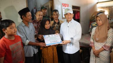 Wagub Banten, Achmad Dimyati Natakusumah menyerahkan bantuan rumah layak huni Baznas. Foto Biro Adpim Banten