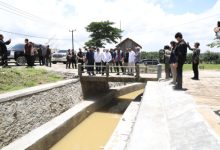 Saluran irigasi sekunder Cibinuangan yang ditinjau Wagub Banten, Achmad Dimyati Natakusumah. Foto Biro Adpim Banten