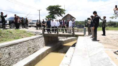 Saluran irigasi sekunder Cibinuangan yang ditinjau Wagub Banten, Achmad Dimyati Natakusumah. Foto Biro Adpim Banten