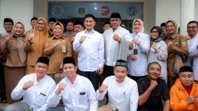 Wagub Banten, Achmad Dimyati Nataksumah di Samsat Cilegon. Foto Biro Adpim Banten