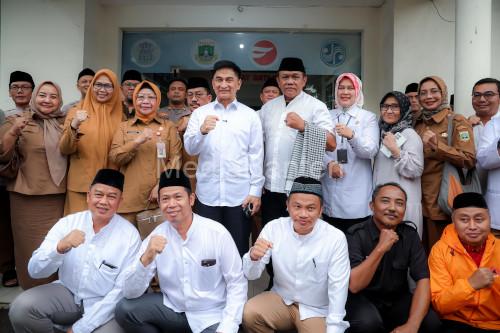 Wagub Banten, Achmad Dimyati Nataksumah di Samsat Cilegon. Foto Biro Adpim Banten