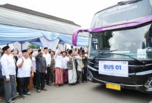 Wagub Banten, Achmad Dimyati Natakusumah melepas santri Ponpes Lirboyo. Foto Biro Adpim Banten