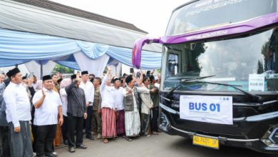 Wagub Banten, Achmad Dimyati Natakusumah melepas santri Ponpes Lirboyo. Foto Biro Adpim Banten