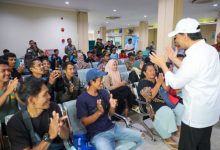 Wakil Gubernur Banten, Ahmad Dimyati Natakusumah sapa pemohon penghapusan tunggakan PKB di Cikande. foto: Biro Adpim Banten