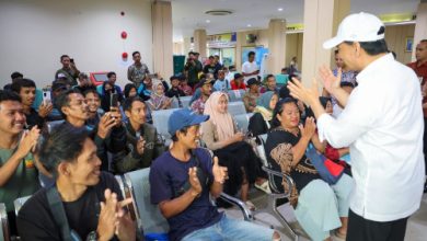 Wakil Gubernur Banten, Ahmad Dimyati Natakusumah sapa pemohon penghapusan tunggakan PKB di Cikande. foto: Biro Adpim Banten