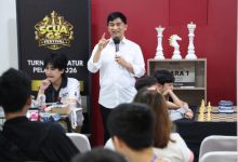 Wagub Banten, Achmad Dimyati di Sekolah Catur Utu Adiyanto di Tangerang. Foto Biro Adpim Banten