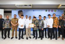 Wagub Banten, Achmad Dimyati Nataksumah menghadiri penyerahan sertifikat halal bagi UMKM. Foto Biro Adpim Banten