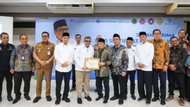 Wagub Banten, Achmad Dimyati Nataksumah menghadiri penyerahan sertifikat halal bagi UMKM. Foto Biro Adpim Banten