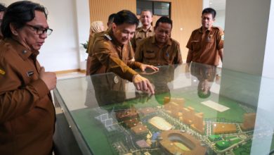 Wagub Banten, Ahmad Dimyati Natakusumah lihat maket Banten International Stadium (BIS). Foto: Biro Adpim Banten