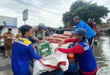 Pendistribusian logistik bagi warga terampak banjir di Kota Tangerang. Foto: Antara