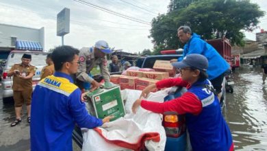 Pendistribusian logistik bagi warga terampak banjir di Kota Tangerang. Foto: Antara