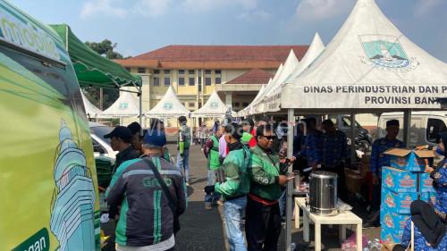 Pasar Murah Khusus Pengemudi Ojol di Serang. Foto Biro Adpim Banten
