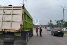 Truk tambang yang dihentikan di JLS Cilegon. Foto Daeng Yusvin