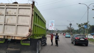 Truk tambang yang dihentikan di JLS Cilegon. Foto Daeng Yusvin