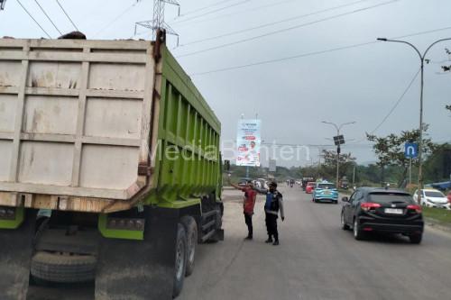 Truk tambang yang dihentikan di JLS Cilegon. Foto Daeng Yusvin