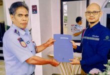 Kepala Bidang Perlengkapan Jalan dan Pengujian Kendaraan Bermotor Dishub Kota Cilegon, Pedrosio A. Pinto bersama pengurus perusahaan transpot/logistik. Foto : Daeng Yusvin