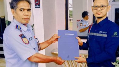 Kepala Bidang Perlengkapan Jalan dan Pengujian Kendaraan Bermotor Dishub Kota Cilegon, Pedrosio A. Pinto bersama pengurus perusahaan transpot/logistik. Foto : Daeng Yusvin