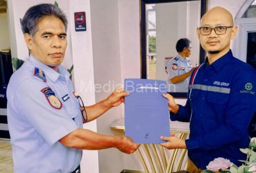 Kepala Bidang Perlengkapan Jalan dan Pengujian Kendaraan Bermotor Dishub Kota Cilegon, Pedrosio A. Pinto bersama pengurus perusahaan transpot/logistik. Foto : Daeng Yusvin