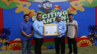 Penyerahan piaga stand terbaik Disparbud Pandeglang. Foto NS Amdan