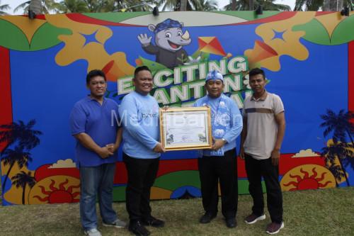 Penyerahan piaga stand terbaik Disparbud Pandeglang. Foto NS Amdan
