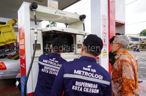 Sidak SPBU untuk memeriksa keakuratan tera oleh Disperindag Cilegon. Foto Daeng Yusvin