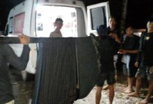 Koban gigitan ular dari warga Baduy ditadu ke ambulans. foto: LKBN Antara