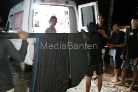 Koban gigitan ular dari warga Baduy ditadu ke ambulans. foto: LKBN Antara