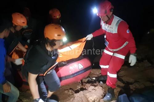 Jenazah korban tenggelam di Danau Proyek Citra Kabupaten Tangerang. Foto: Antara