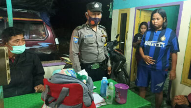 Baju dan botol bayi yang ditingal di Pos Satpam