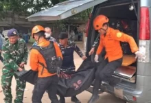 Nelayan yang tewas dari KM Berkah tengah dievakuasi. Foto Yono