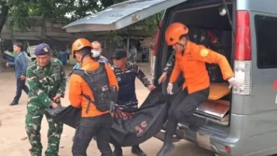 Nelayan yang tewas dari KM Berkah tengah dievakuasi. Foto Yono