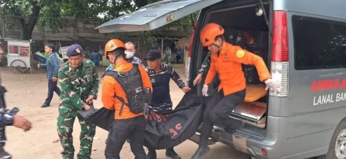 Nelayan yang tewas dari KM Berkah tengah dievakuasi. Foto Yono