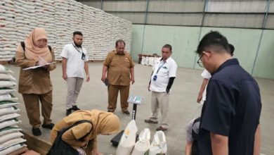 DKP Kota Tangerang cek beras oplosan di pasar. Foto: Antara